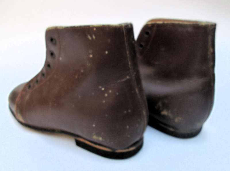 VINTAGE CHILDRENS BOOTS