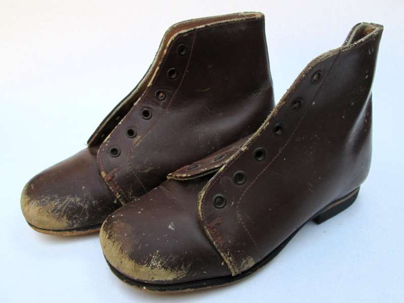 VINTAGE CHILDRENS BOOTS
