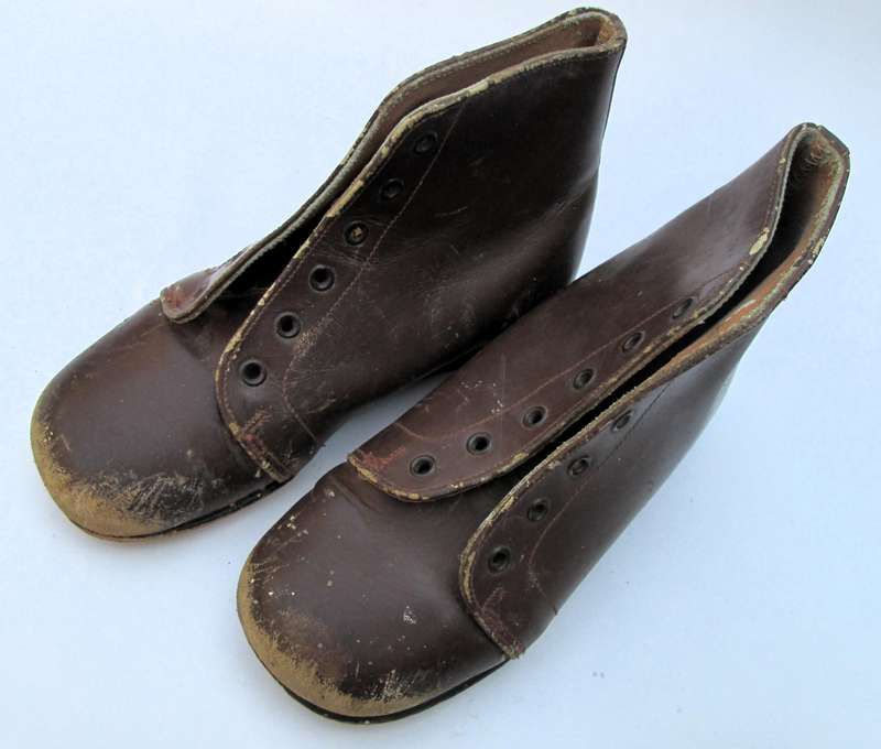 VINTAGE CHILDRENS BOOTS