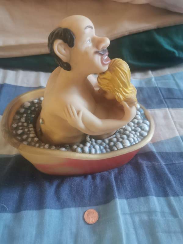 Erotic toy couple in the bathtub Battery operated