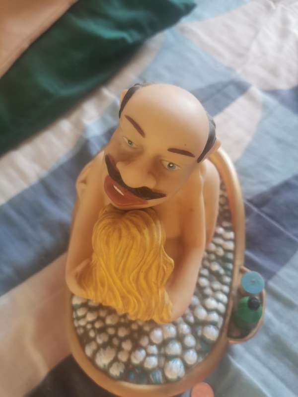 Erotic toy couple in the bathtub Battery operated