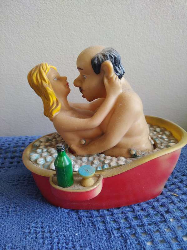 Erotic toy couple in the bathtub Battery operated