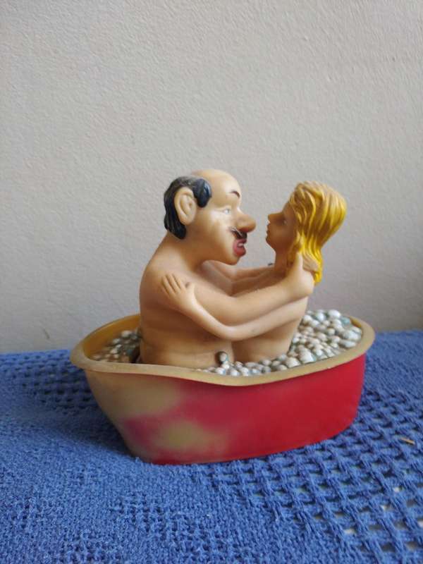 Erotic toy couple in the bathtub Battery operated