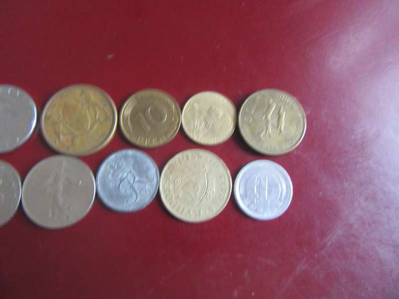 GOOD START FOR THE BEGINNER - 10 INTERNATIONAL COINS - AS PER SCAN - CO24