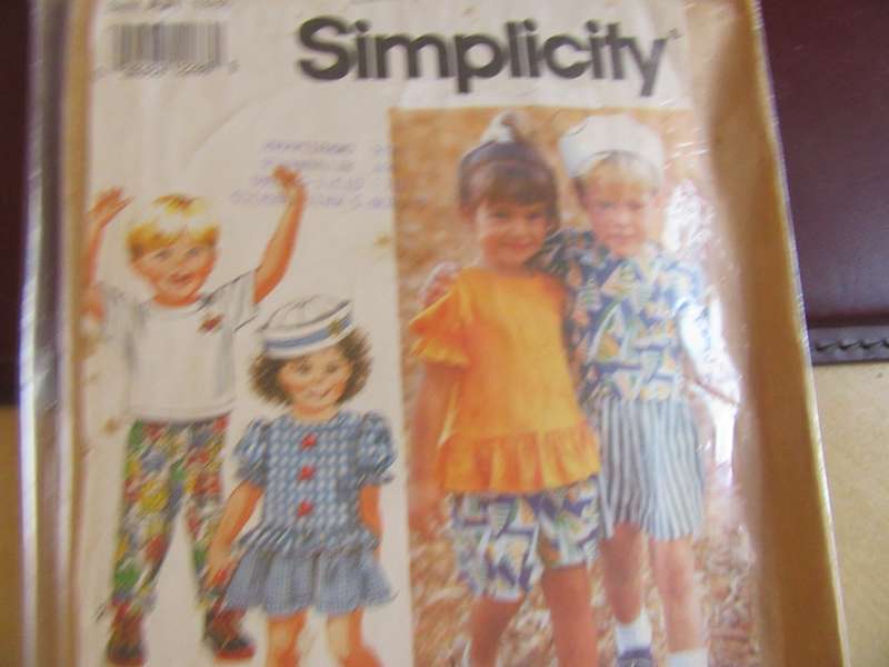 SIMPLICITY NO.7729 - SIZE AA 1/2-S - COMPLETE - RD