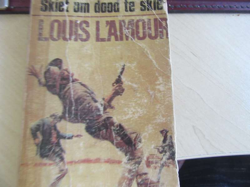 AFRIKAANSE BOOK CLEARANCE - 5 VARIOUS - AS PER SCAN - BID PER ITEM