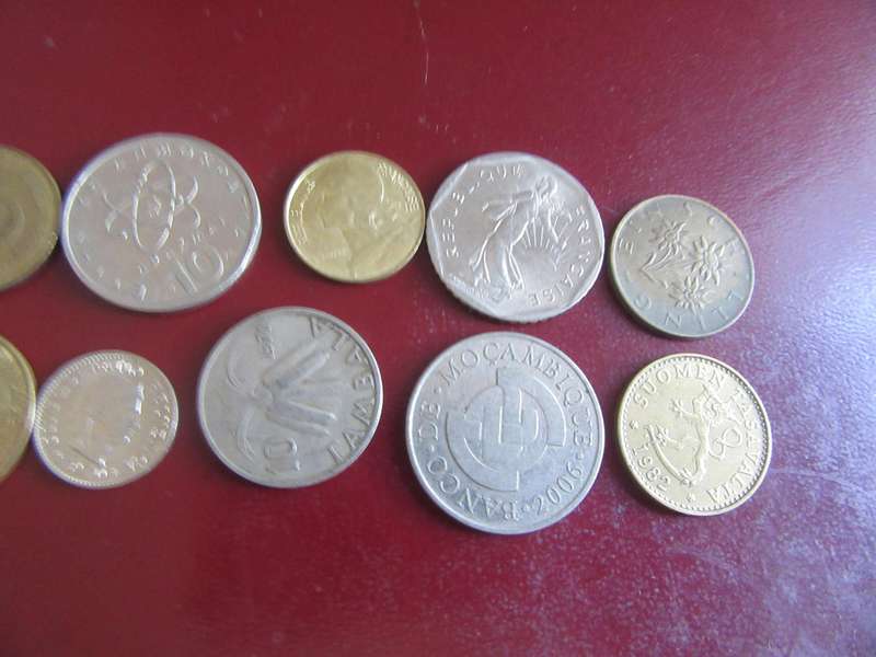 GOOD START FOR THE BEGINNER - 10 INTERNATIONAL COINS - AS PER SCAN - R4