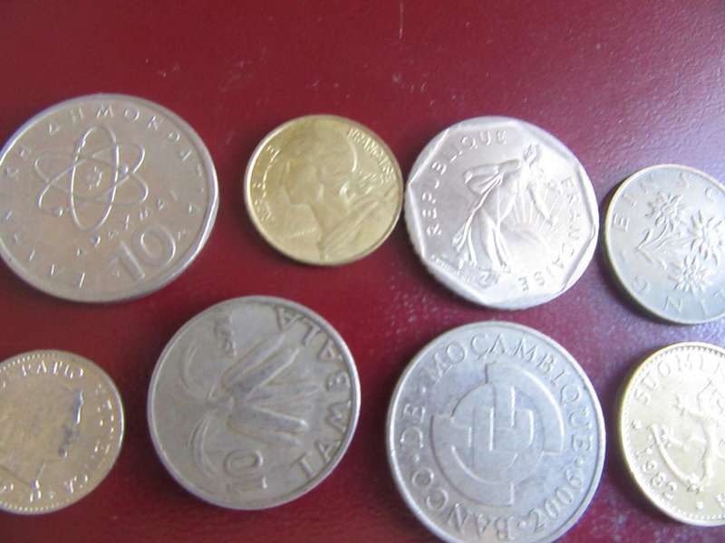 GOOD START FOR THE BEGINNER - 10 INTERNATIONAL COINS - AS PER SCAN - R4