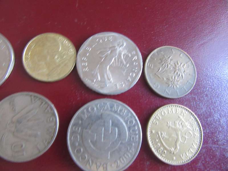 GOOD START FOR THE BEGINNER - 10 INTERNATIONAL COINS - AS PER SCAN - R4