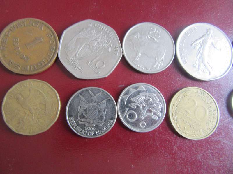 GOOD START FOR THE BEGINNER - 10 INTERNATIONAL COINS - AS PER SCAN CO60