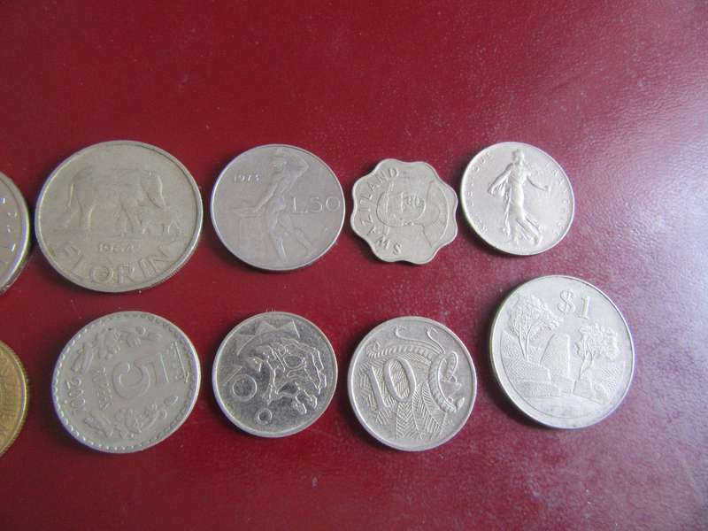 GOOD START FOR THE BEGINNER - 10 INTERNATIONAL COINS - AS PER SCAN- CO59