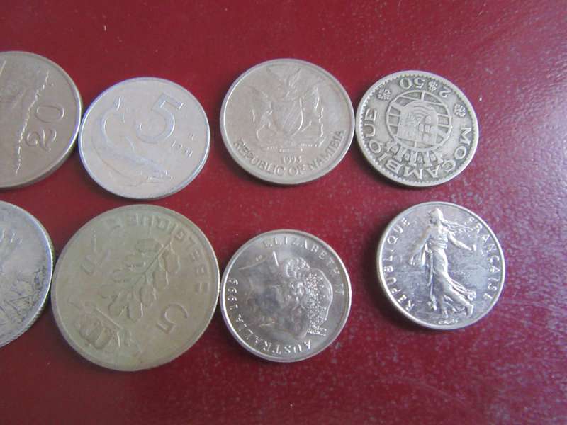 GOOD START FOR THE BEGINNER - 10 INTERNATIONAL COINS - AS PER SCAN CO49