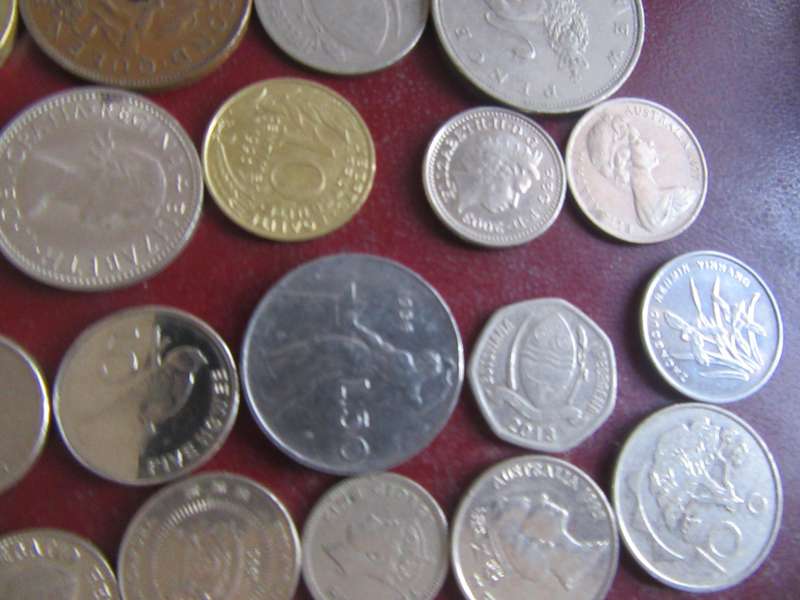 GOOD START FOR THE BEGINNER - 25 INTERNATIONAL COINS - AS PER SCAN - CO5