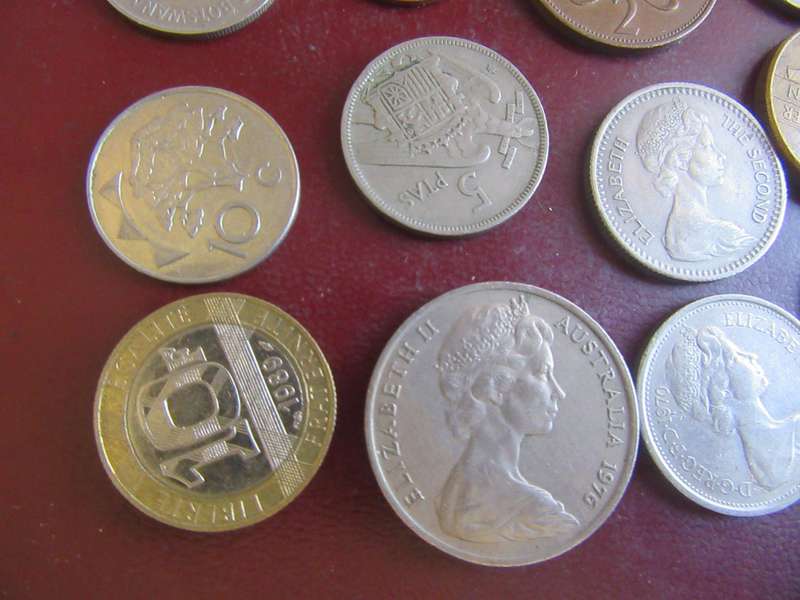 GOOD START FOR THE BEGINNER - 25 INTERNATIONAL COINS - AS PER SCAN - CO43