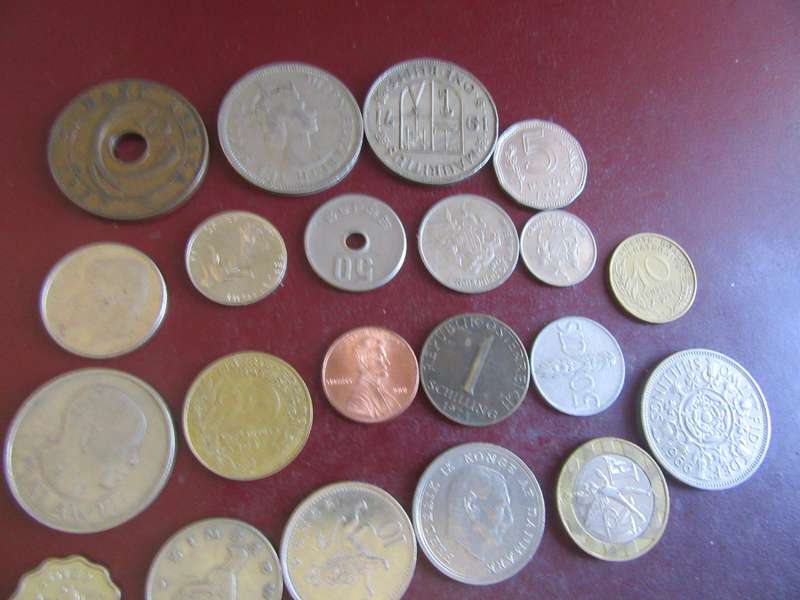 GOOD START FOR THE BEGINNER - 25 INTERNATIONAL COINS - AS PER SCAN - CO2