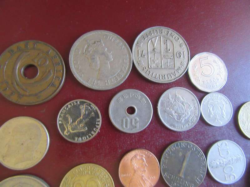 GOOD START FOR THE BEGINNER - 25 INTERNATIONAL COINS - AS PER SCAN - CO2
