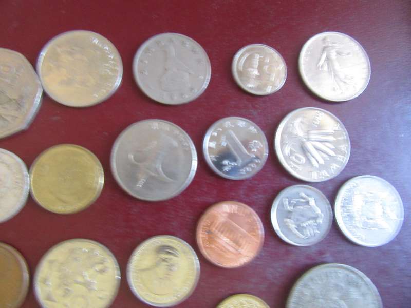 GOOD START FOR THE BEGINNER - 25 INTERNATIONAL COINS - AS PER SCAN - R2