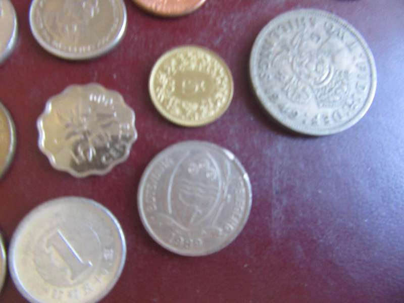 GOOD START FOR THE BEGINNER - 25 INTERNATIONAL COINS - AS PER SCAN - R2