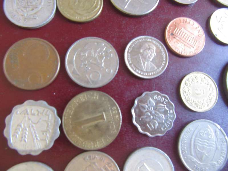 GOOD START FOR THE BEGINNER - 25 INTERNATIONAL COINS - AS PER SCAN - R2