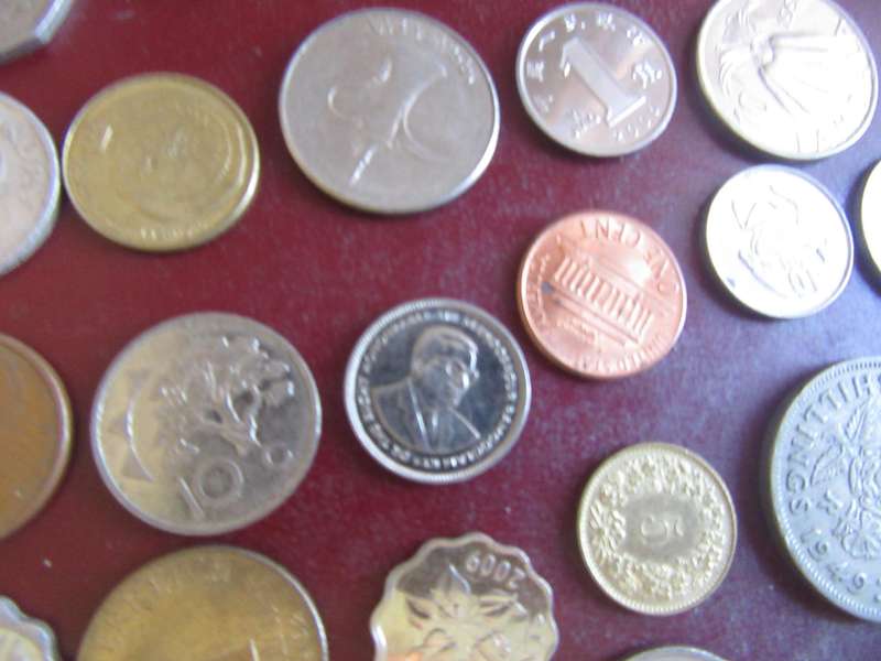 GOOD START FOR THE BEGINNER - 25 INTERNATIONAL COINS - AS PER SCAN - R2