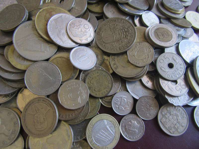 GOOD START FOR THE BEGINNER 400INTERNATIONAL COINS - AS PER SCAN -  - BID PER ITEM - LOT1