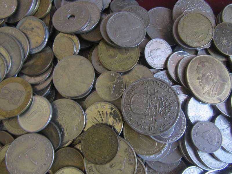 GOOD START FOR THE BEGINNER 400INTERNATIONAL COINS - AS PER SCAN -  - BID PER ITEM - LOT1