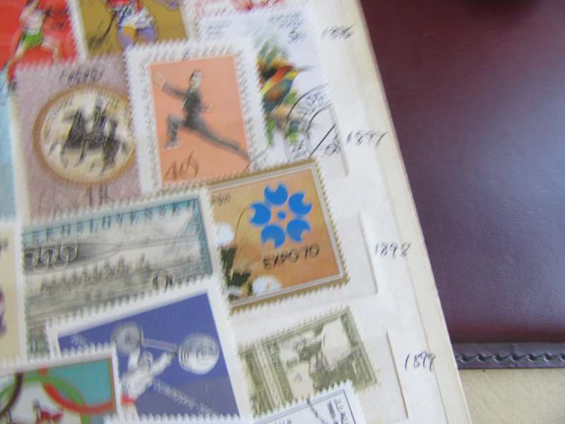 GOOD START FOR THE BEGINNER - NICE LOT OF MIXED WORLD STAMPS - AS PER SCAN - S1