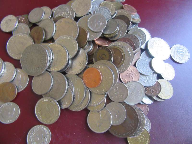 GOOD START FOR THE BEGINNER 225 INTERNATIONAL COINS - AS PER SCAN - BID PER ITEM