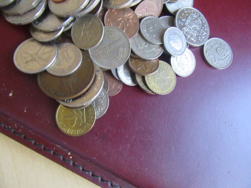 GOOD START FOR THE BEGINNER 225 INTERNATIONAL COINS - AS PER SCAN - BID PER ITEM