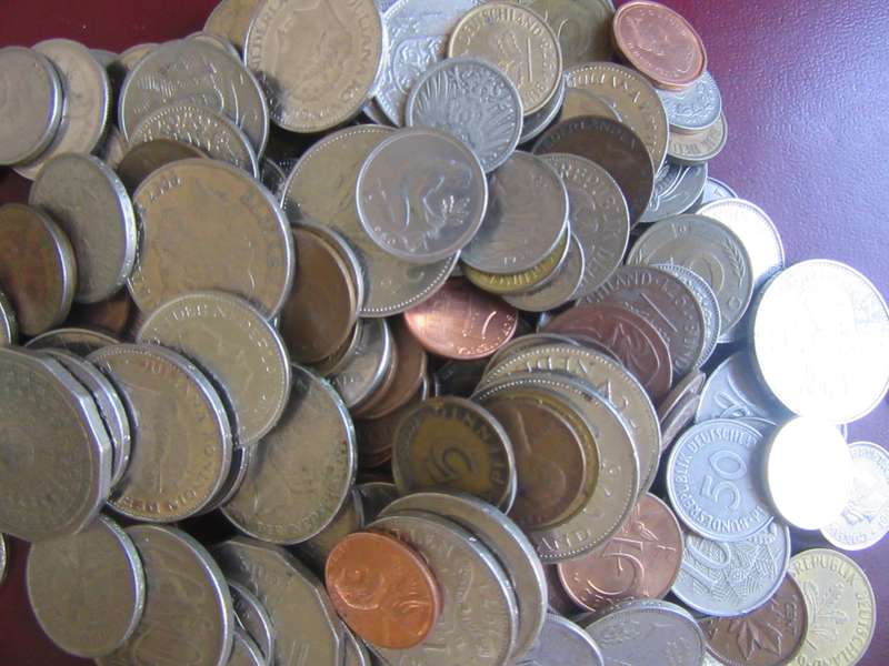GOOD START FOR THE BEGINNER 225 INTERNATIONAL COINS - AS PER SCAN - BID PER ITEM