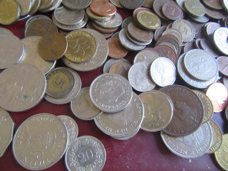 GOOD START FOR THE BEGINNER 225 INTERNATIONAL COINS - AS PER SCAN - BID PER ITEM