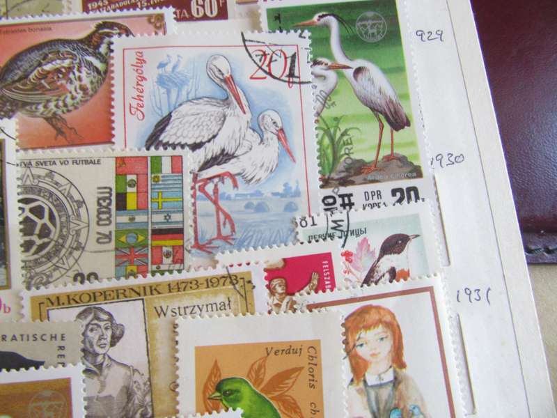 GOOD START FOR THE BEGINNER - NICE LOT OF MIXEDWORLD STAMPS - AS PER SCAN - S5