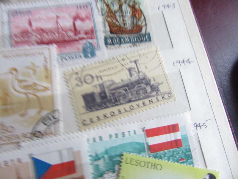 GOOD START FOR THE BEGINNER - NICE LOT OF MIXED WORLD STAMPS - AS PER SCAN - S7