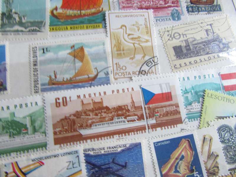 GOOD START FOR THE BEGINNER - NICE LOT OF MIXED WORLD STAMPS - AS PER SCAN - S7
