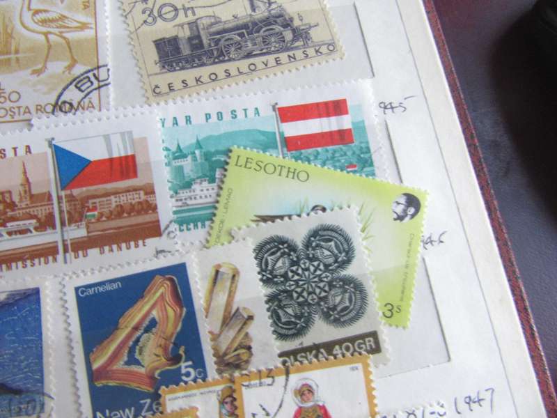 GOOD START FOR THE BEGINNER - NICE LOT OF MIXED WORLD STAMPS - AS PER SCAN - S7
