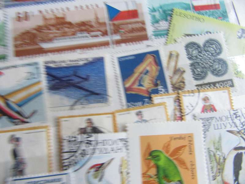 GOOD START FOR THE BEGINNER - NICE LOT OF MIXED WORLD STAMPS - AS PER SCAN - S7