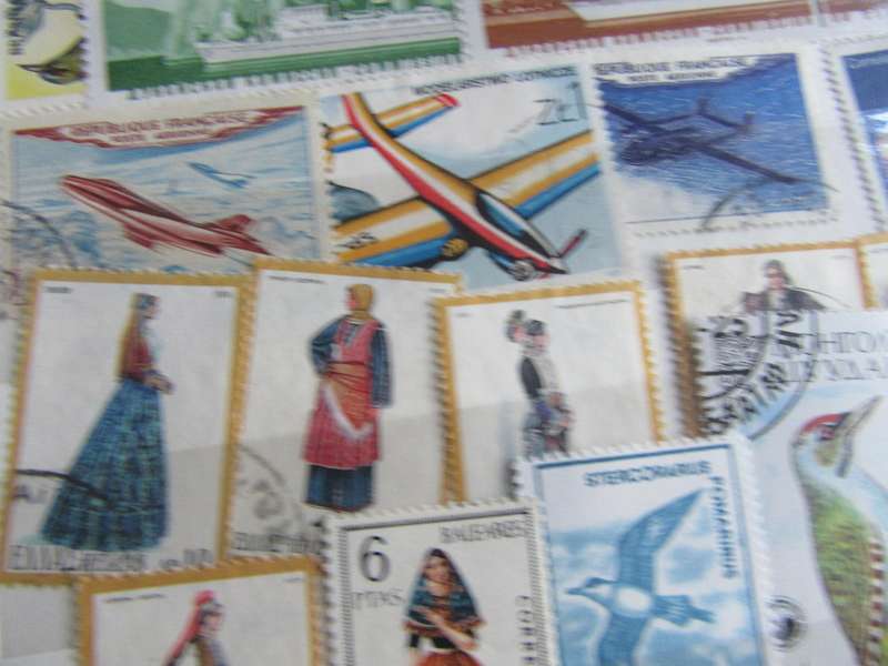 GOOD START FOR THE BEGINNER - NICE LOT OF MIXED WORLD STAMPS - AS PER SCAN - S7