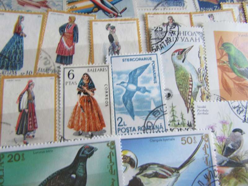 GOOD START FOR THE BEGINNER - NICE LOT OF MIXED WORLD STAMPS - AS PER SCAN - S7