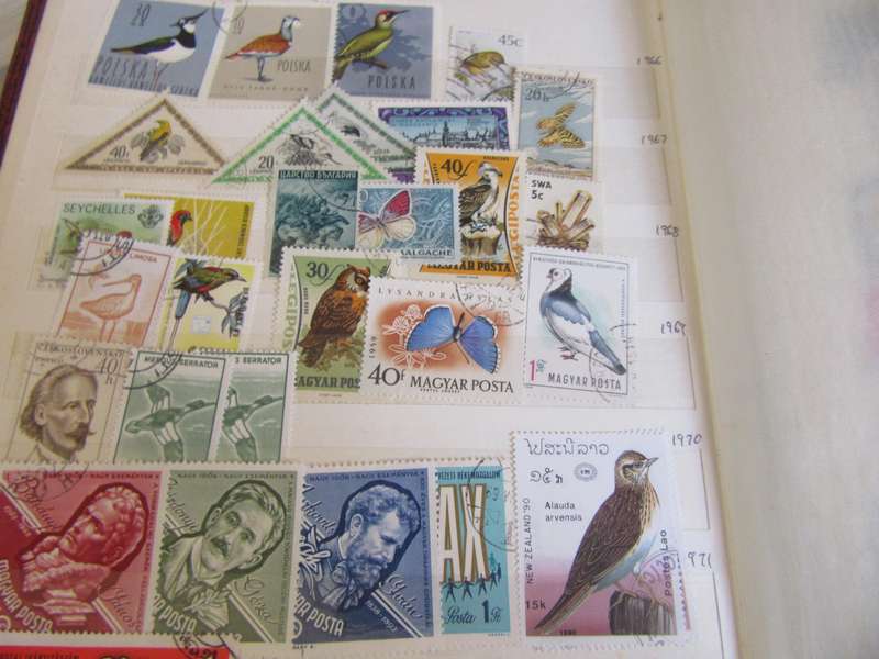 OVER 900 THEMATIC WORLD STAMPS IN OLD ALBUM - BID PER STAMP - MD