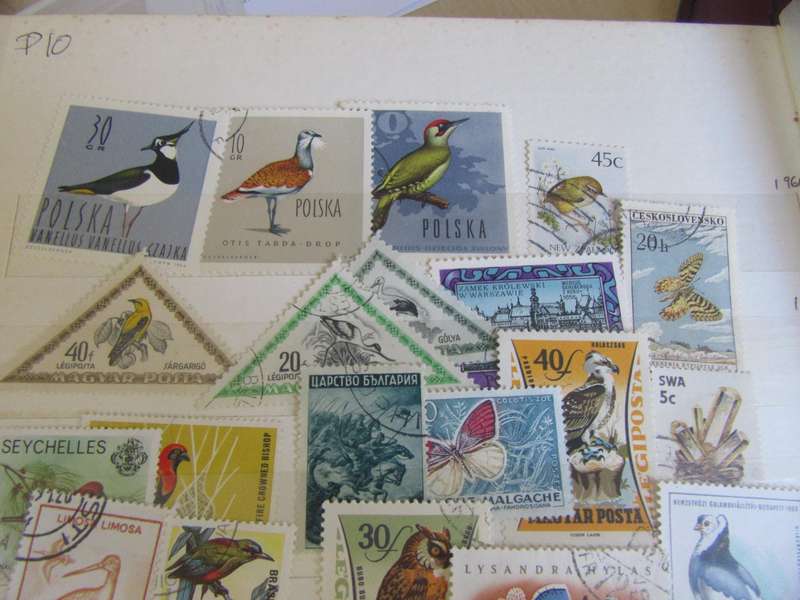 OVER 900 THEMATIC WORLD STAMPS IN OLD ALBUM - BID PER STAMP - MD