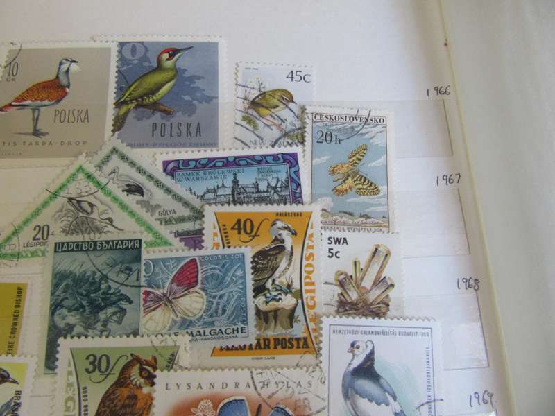 OVER 900 THEMATIC WORLD STAMPS IN OLD ALBUM - BID PER STAMP - MD