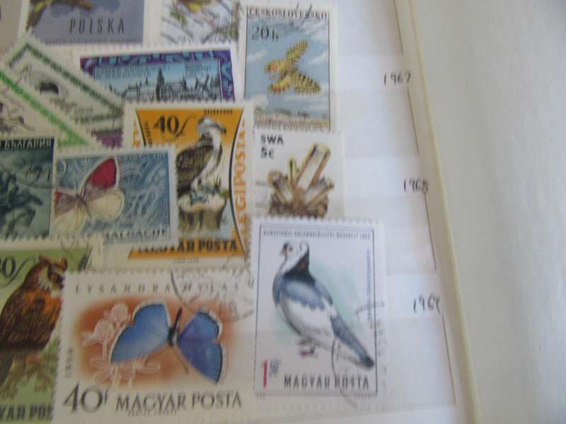 OVER 900 THEMATIC WORLD STAMPS IN OLD ALBUM - BID PER STAMP - MD