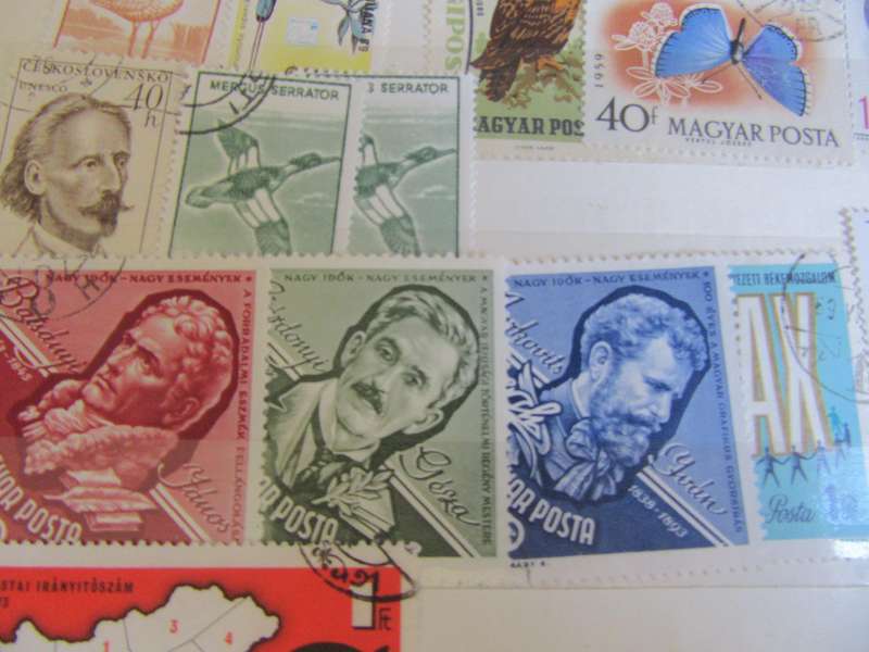 OVER 900 THEMATIC WORLD STAMPS IN OLD ALBUM - BID PER STAMP - MD
