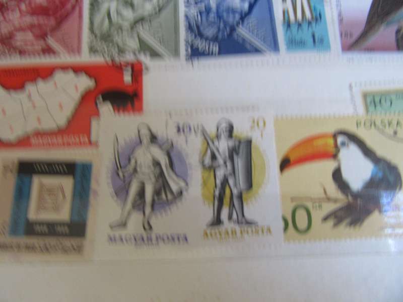 OVER 900 THEMATIC WORLD STAMPS IN OLD ALBUM - BID PER STAMP - MD