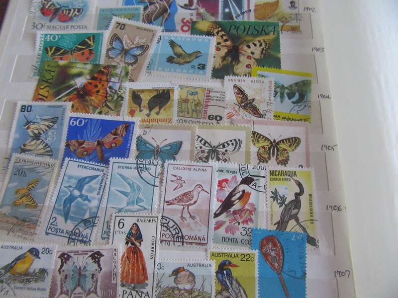 OVER 900 THEMATIC WORLD STAMPS IN OLD ALBUM - BID PER STAMP - MD