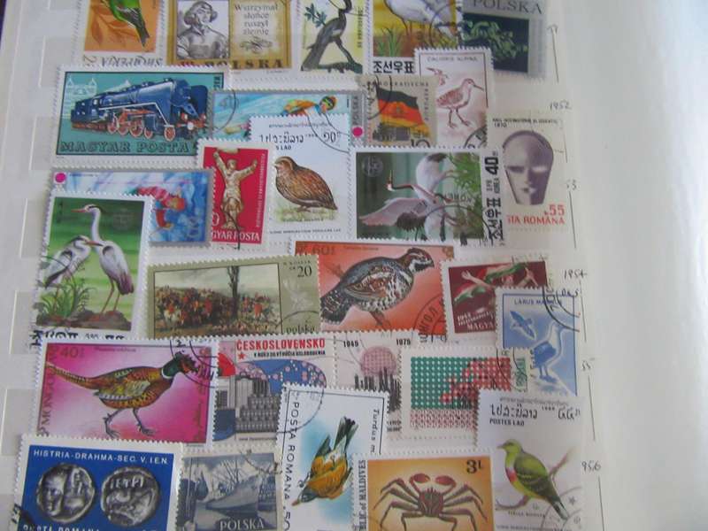 OVER 900 THEMATIC WORLD STAMPS IN OLD ALBUM - BID PER STAMP - MD