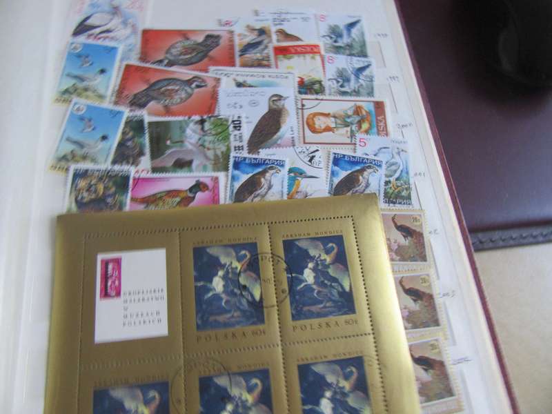 OVER 900 THEMATIC WORLD STAMPS IN OLD ALBUM - BID PER STAMP - MD