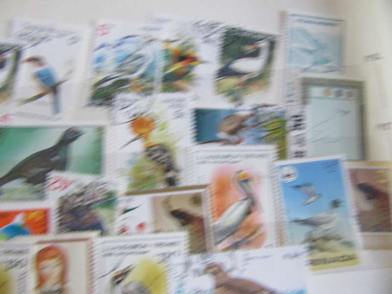 GOOD START FOR THE THEMATICCOLLECTOR - 40 VARIOUS WORLD STAMPS - S PER SCAN - P12