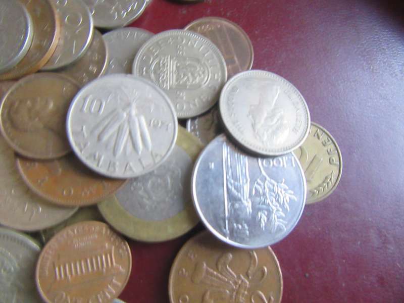 GOOD START FOR THE BEGINNER - 95 WORLD COINS AS PER SCAN - LOT 2