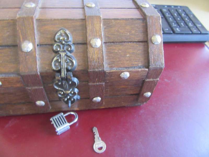 WOODEN JEVELLERY BOX - APPR. A50X120 X 100MM WITH LOCK AND KEY- AS PER SCAN - MD